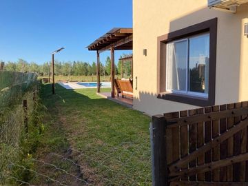 Casa en venta - 3 Dormitorios 2 Baños - Cocheras - 1.000Mts2 - Coronel Brandsen