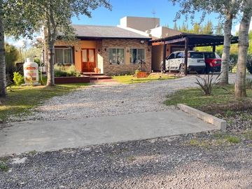 Casa en venta - 3 Dormitorios 2 Baños - Cocheras - 1.000Mts2 - Coronel Brandsen