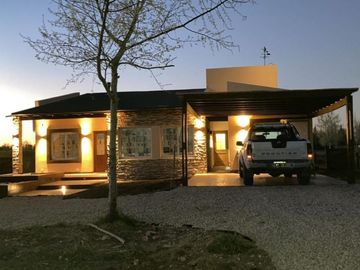 Casa en venta - 3 Dormitorios 2 Baños - Cocheras - 1.000Mts2 - Coronel Brandsen