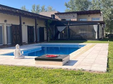 Casa en venta - 3 Dormitorios 2 Baños - Cocheras - 1.000Mts2 - Coronel Brandsen