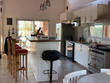 Casa en venta - 3 Dormitorios 2 Baños - Cocheras - 1.000Mts2 - Coronel Brandsen
