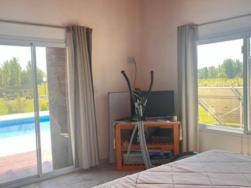Casa en venta - 3 Dormitorios 2 Baños - Cocheras - 1.000Mts2 - Coronel Brandsen