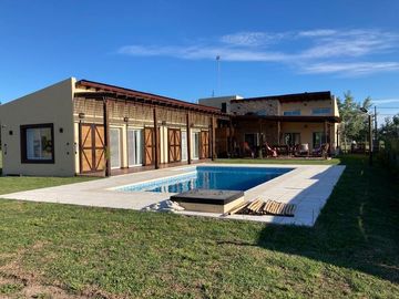 Casa en venta - 3 Dormitorios 2 Baños - Cocheras - 1.000Mts2 - Coronel Brandsen