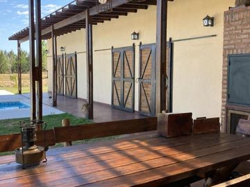 Casa en venta - 3 Dormitorios 2 Baños - Cocheras - 1.000Mts2 - Coronel Brandsen