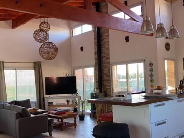 Casa en venta - 3 Dormitorios 2 Baños - Cocheras - 1.000Mts2 - Coronel Brandsen