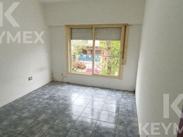 Venta departamento dos dormitorios con patio, parrilla y balcón - La Plata