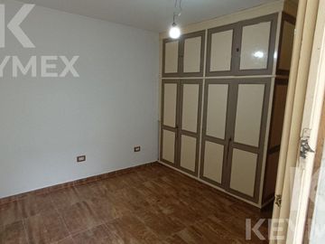 Venta departamento dos dormitorios con patio, parrilla y balcón - La Plata
