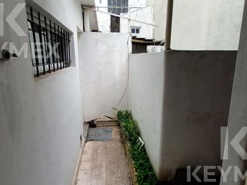 Venta departamento dos dormitorios con patio, parrilla y balcón - La Plata