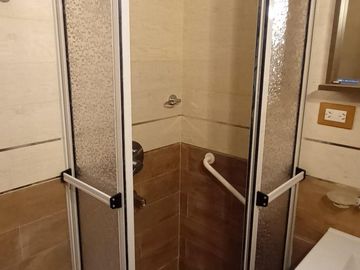 Venta departamento dos dormitorios con patio, parrilla y balcón - La Plata