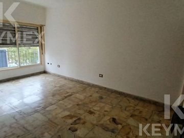 Venta departamento dos dormitorios con patio, parrilla y balcón - La Plata