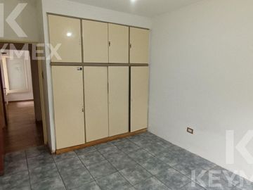 Venta departamento dos dormitorios con patio, parrilla y balcón - La Plata