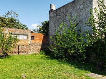 Casa a reciclar de 4 ambientes con parque a una cuadra de Av. Mitre - Berazategui
