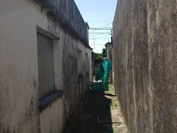 Casa a reciclar de 4 ambientes con parque a una cuadra de Av. Mitre - Berazategui