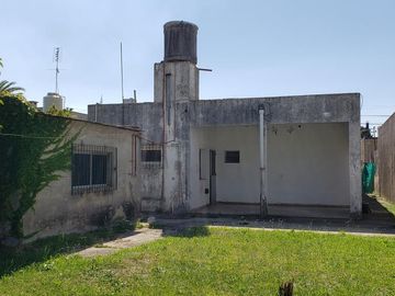 Casa a reciclar de 4 ambientes con parque a una cuadra de Av. Mitre - Berazategui