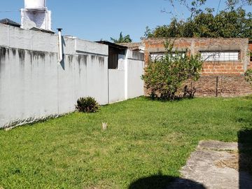 Casa a reciclar de 4 ambientes con parque a una cuadra de Av. Mitre - Berazategui