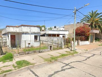 Casa a reciclar de 4 ambientes con parque a una cuadra de Av. Mitre - Berazategui