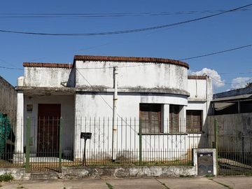 Casa a reciclar de 4 ambientes con parque a una cuadra de Av. Mitre - Berazategui