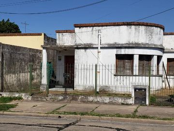 Casa a reciclar de 4 ambientes con parque a una cuadra de Av. Mitre - Berazategui
