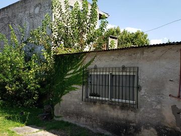Casa a reciclar de 4 ambientes con parque a una cuadra de Av. Mitre - Berazategui