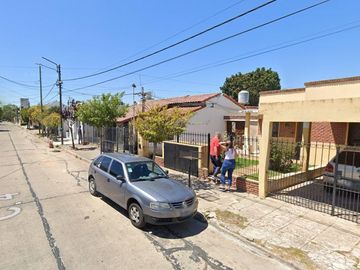 Casa a reciclar de 4 ambientes con parque a una cuadra de Av. Mitre - Berazategui