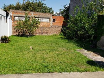 Casa a reciclar de 4 ambientes con parque a una cuadra de Av. Mitre - Berazategui