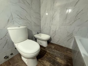 Departamento de dos ambientes al frente a la venta en Wilde