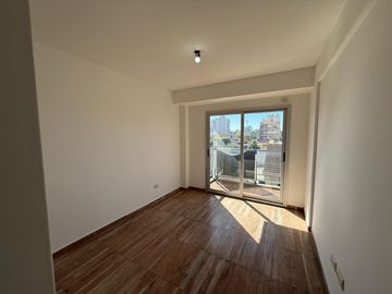 Departamento de dos ambientes al frente a la venta en Wilde