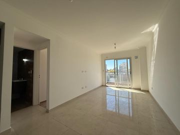 Departamento de dos ambientes al frente a la venta en Wilde