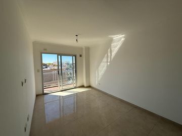 Departamento de dos ambientes al frente a la venta en Wilde