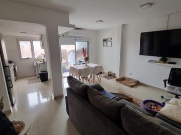 Departamento de tres ambientes a la venta en Wilde