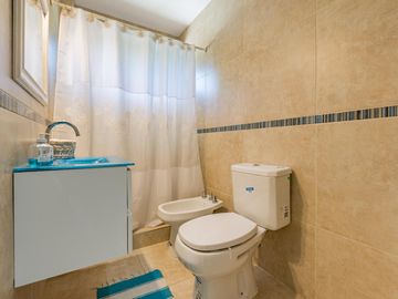 VENTA/PERMUTA - Casa Dúplex  3 Dormitorios con patio, jardín y cochera. Pueblo Esther.