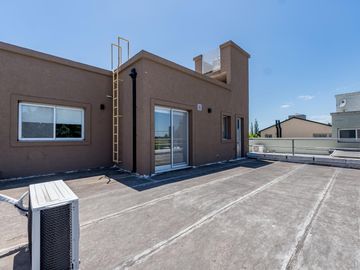 VENTA/PERMUTA - Casa Dúplex  3 Dormitorios con patio, jardín y cochera. Pueblo Esther.