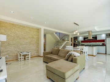 VENTA/PERMUTA - Casa Dúplex  3 Dormitorios con patio, jardín y cochera. Pueblo Esther.