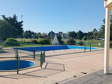 VENTA/PERMUTA - Casa Dúplex  3 Dormitorios con patio, jardín y cochera. Pueblo Esther.
