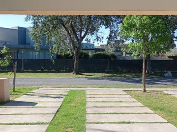 VENTA/PERMUTA - Casa Dúplex  3 Dormitorios con patio, jardín y cochera. Pueblo Esther.