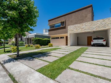 VENTA/PERMUTA - Casa Dúplex  3 Dormitorios con patio, jardín y cochera. Pueblo Esther.
