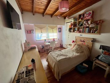 Casa de 4 dormitorios, parrillero, jardín, portón