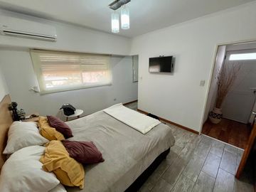 Casa de 4 dormitorios, parrillero, jardín, portón