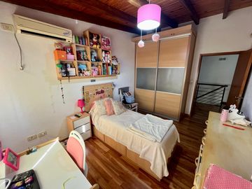 Casa de 4 dormitorios, parrillero, jardín, portón