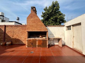 Casa de 4 dormitorios, parrillero, jardín, portón