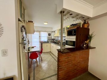 Casa de 4 dormitorios, parrillero, jardín, portón