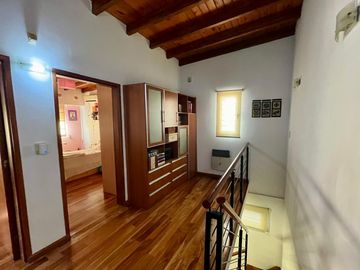 Casa de 4 dormitorios, parrillero, jardín, portón