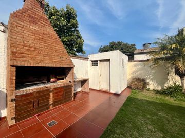 Casa de 4 dormitorios, parrillero, jardín, portón