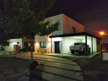 Venta de casa 4 dormitorios con pileta en San Eduardo - Pilar