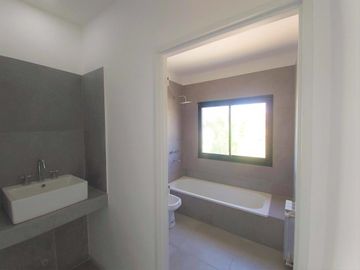 Venta de casa 4 dormitorios con pileta en San Eduardo - Pilar