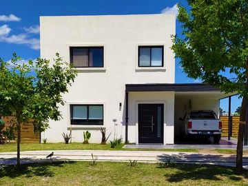 Venta de casa 4 dormitorios con pileta en San Eduardo - Pilar