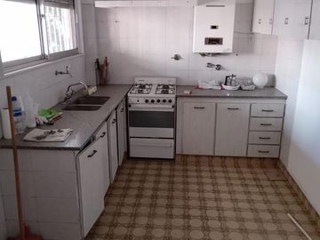 Venta Casa 4 Amb. en 2 Plantas en - Ramos Mejia -  Muy buen Estado, Exc. Ubicación