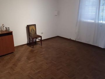 Venta Casa 4 Amb. en 2 Plantas en - Ramos Mejia -  Muy buen Estado, Exc. Ubicación