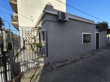 Casa en venta - 1 Dormitorio 1 Baño - 63Mts2 - Tres de Febrero