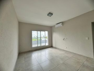 Casa en Oportunidad a la laguna con gran espejo de agua en Canton Norte